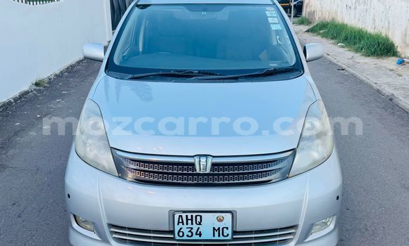 Nunua Ilio tumika Toyota ISis Fedha Gari ndani ya Maputo nchini Maputo