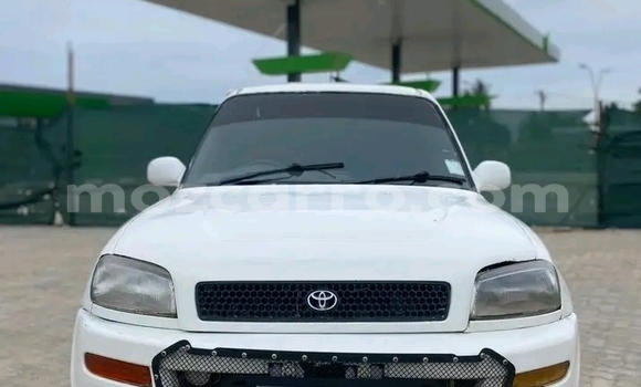Comprar Usado Toyota RAV4 Branco Carro em Búzi em Sofala Comprar Usado Toyota RAV4 Branco Carro em Búzi em Sofala