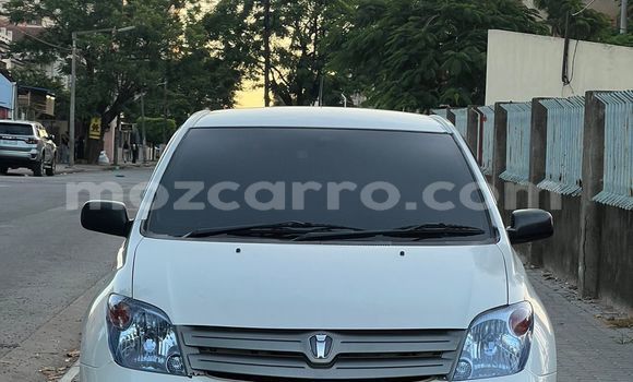 Comprar Usado Toyota IST Branco Carro em Maputo em Maputo