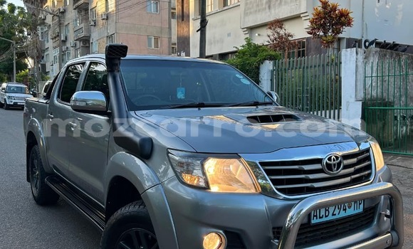 Comprar Usado Toyota Hilux Prata Carro em Maputo em Maputo