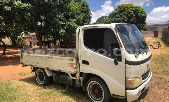 Nunua Ilio tumika Toyota HiAce Nyeupe Lori ndani ya Maputo nchini Maputo Nunua Ilio tumika Toyota HiAce Nyeupe Lori ndani ya Maputo nchini Maputo
