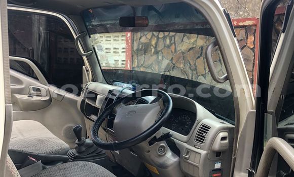 Nunua Ilio tumika Toyota HiAce Nyeupe Lori ndani ya Maputo nchini Maputo Nunua Ilio tumika Toyota HiAce Nyeupe Lori ndani ya Maputo nchini Maputo