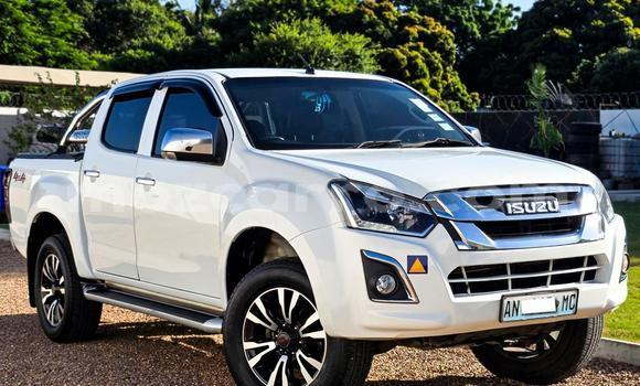 Nunua Ilio tumika Isuzu D-MAX Nyeupe Gari ndani ya Maputo nchini Maputo