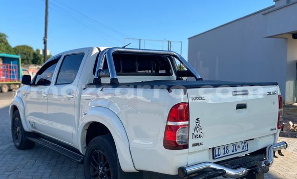 Comprar Usado Toyota Hilux Branco Carro em Beira em Sofala Comprar Usado Toyota Hilux Branco Carro em Beira em Sofala