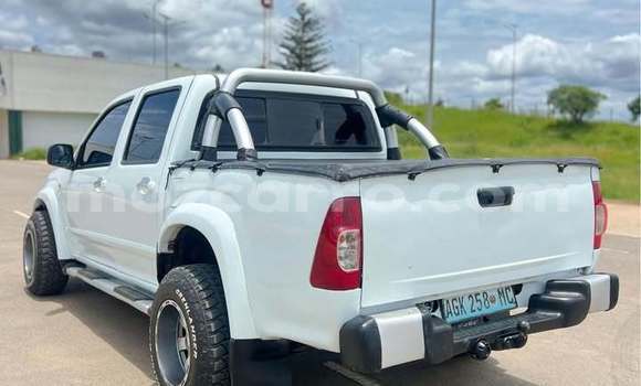 Comprar Usado Isuzu KB Branco Carro em Angoche em Nampula Comprar Usado Isuzu KB Branco Carro em Angoche em Nampula