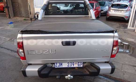 Nunua Ilio tumika Isuzu KB Nyeupe Gari ndani ya Gilé nchini Zambezia Nunua Ilio tumika Isuzu KB Nyeupe Gari ndani ya Gilé nchini Zambezia