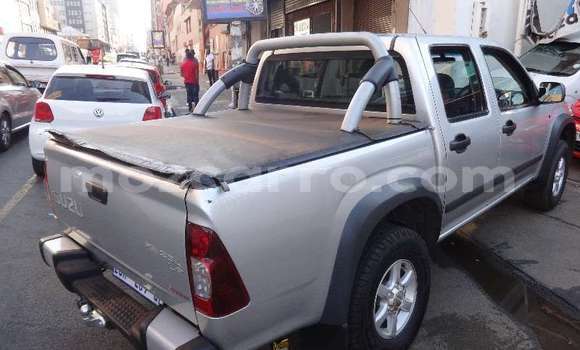 Nunua Ilio tumika Isuzu KB Nyeupe Gari ndani ya Gilé nchini Zambezia Nunua Ilio tumika Isuzu KB Nyeupe Gari ndani ya Gilé nchini Zambezia