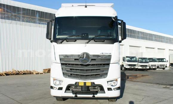 Tenga Tsaru Mercedes‒Benz Truck Chena Rori in Gilé in Zambezia Tenga Tsaru Mercedes‒Benz Truck Chena Rori in Gilé in Zambezia