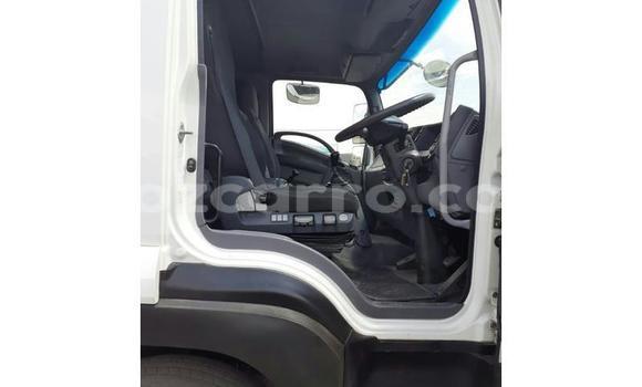 Comprar Usado Isuzu FTR 850 Branco Caminhão em Maputo em Maputo Comprar Usado Isuzu FTR 850 Branco Caminhão em Maputo em Maputo