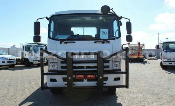 Comprar Usado Isuzu FTR 850 Branco Caminhão em Maputo em Maputo Comprar Usado Isuzu FTR 850 Branco Caminhão em Maputo em Maputo