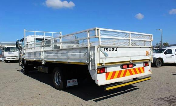 Comprar Usado Isuzu FTR 850 Branco Caminhão em Maputo em Maputo Comprar Usado Isuzu FTR 850 Branco Caminhão em Maputo em Maputo