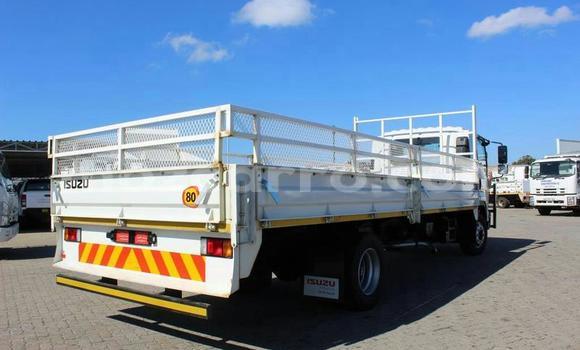 Comprar Usado Isuzu FTR 850 Branco Caminhão em Maputo em Maputo Comprar Usado Isuzu FTR 850 Branco Caminhão em Maputo em Maputo