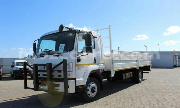 Comprar Usado Isuzu FTR 850 Branco Caminhão em Maputo em Maputo Comprar Usado Isuzu FTR 850 Branco Caminhão em Maputo em Maputo