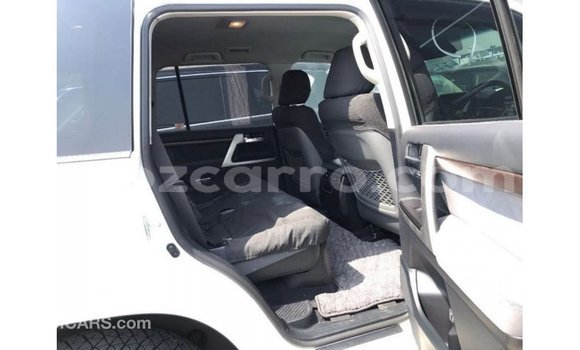 Comprar Importar Toyota Land Cruiser Branco Carro em Import - Dubai em Cabo Delgado Comprar Importar Toyota Land Cruiser Branco Carro em Import - Dubai em Cabo Delgado