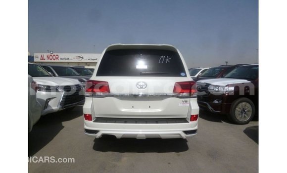 Nunua Imported Toyota Land Cruiser Nyeupe Gari ndani ya Import - Dubai nchini Cabo Delgado Nunua Imported Toyota Land Cruiser Nyeupe Gari ndani ya Import - Dubai nchini Cabo Delgado