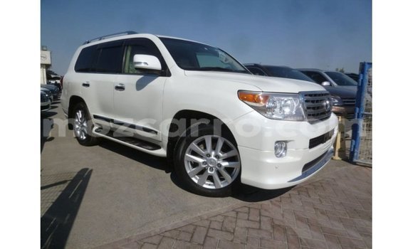 Comprar Importar Toyota Land Cruiser Branco Carro em Import - Dubai em Cabo Delgado Comprar Importar Toyota Land Cruiser Branco Carro em Import - Dubai em Cabo Delgado