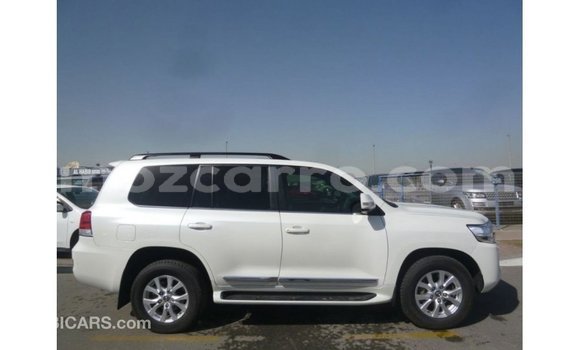 Comprar Importar Toyota Land Cruiser Branco Carro em Import - Dubai em Cabo Delgado Comprar Importar Toyota Land Cruiser Branco Carro em Import - Dubai em Cabo Delgado