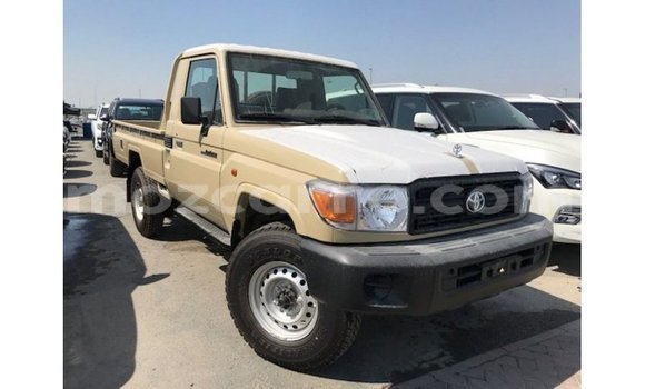 Tenga Imported Toyota Land Cruiser Beige Mota in Import - Dubai in Cabo Delgado Tenga Imported Toyota Land Cruiser Beige Mota in Import - Dubai in Cabo Delgado