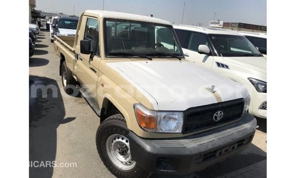 Tenga Imported Toyota Land Cruiser Beige Mota in Import - Dubai in Cabo Delgado Tenga Imported Toyota Land Cruiser Beige Mota in Import - Dubai in Cabo Delgado