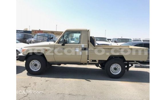 Tenga Imported Toyota Land Cruiser Beige Mota in Import - Dubai in Cabo Delgado Tenga Imported Toyota Land Cruiser Beige Mota in Import - Dubai in Cabo Delgado