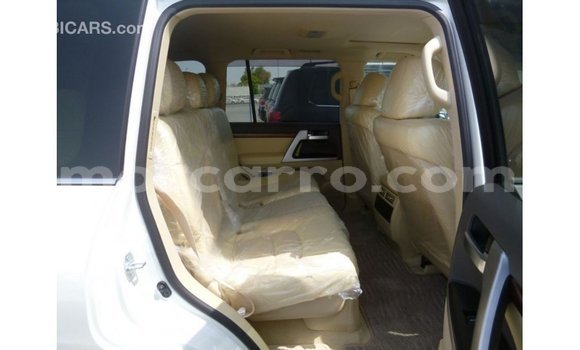 Nunua Imported Toyota Land Cruiser Nyeupe Gari ndani ya Import - Dubai nchini Cabo Delgado Nunua Imported Toyota Land Cruiser Nyeupe Gari ndani ya Import - Dubai nchini Cabo Delgado