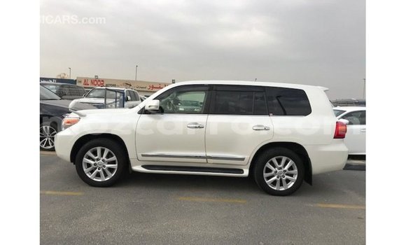 Comprar Importar Toyota Land Cruiser Branco Carro em Import - Dubai em Cabo Delgado Comprar Importar Toyota Land Cruiser Branco Carro em Import - Dubai em Cabo Delgado