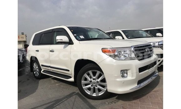 Comprar Importar Toyota Land Cruiser Branco Carro em Import - Dubai em Cabo Delgado Comprar Importar Toyota Land Cruiser Branco Carro em Import - Dubai em Cabo Delgado