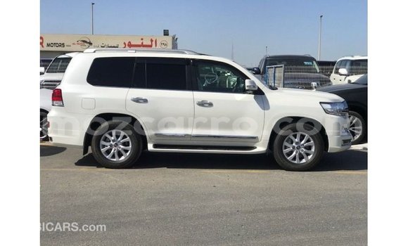 Nunua Imported Toyota Land Cruiser Nyeupe Gari ndani ya Import - Dubai nchini Cabo Delgado Nunua Imported Toyota Land Cruiser Nyeupe Gari ndani ya Import - Dubai nchini Cabo Delgado