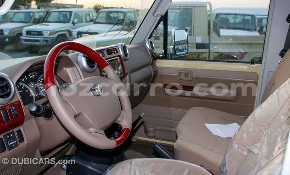 Tenga Imported Toyota Land Cruiser Beige Mota in Import - Dubai in Cabo Delgado Tenga Imported Toyota Land Cruiser Beige Mota in Import - Dubai in Cabo Delgado