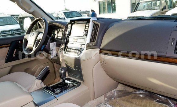 Comprar Importar Toyota Land Cruiser Branco Carro em Import - Dubai em Cabo Delgado Comprar Importar Toyota Land Cruiser Branco Carro em Import - Dubai em Cabo Delgado