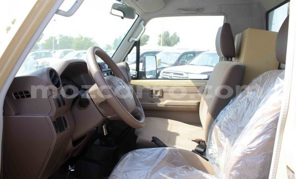 Tenga Imported Toyota Land Cruiser Beige Mota in Import - Dubai in Cabo Delgado Tenga Imported Toyota Land Cruiser Beige Mota in Import - Dubai in Cabo Delgado