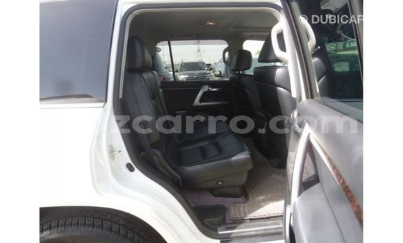 Nunua Imported Toyota Land Cruiser Nyeupe Gari ndani ya Import - Dubai nchini Cabo Delgado Nunua Imported Toyota Land Cruiser Nyeupe Gari ndani ya Import - Dubai nchini Cabo Delgado