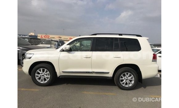 Comprar Importar Toyota Land Cruiser Branco Carro em Import - Dubai em Cabo Delgado Comprar Importar Toyota Land Cruiser Branco Carro em Import - Dubai em Cabo Delgado