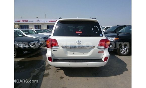 Nunua Imported Toyota Land Cruiser Nyeupe Gari ndani ya Import - Dubai nchini Cabo Delgado Nunua Imported Toyota Land Cruiser Nyeupe Gari ndani ya Import - Dubai nchini Cabo Delgado