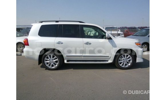 Nunua Imported Toyota Land Cruiser Nyeupe Gari ndani ya Import - Dubai nchini Cabo Delgado Nunua Imported Toyota Land Cruiser Nyeupe Gari ndani ya Import - Dubai nchini Cabo Delgado