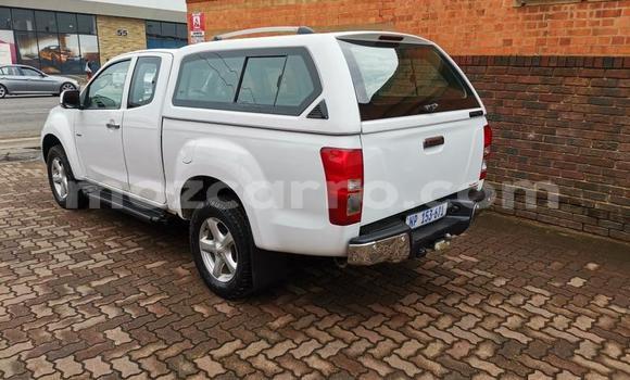 Tenga Tsaru Isuzu KB Chena Mota in Nampula in Nampula Tenga Tsaru Isuzu KB Chena Mota in Nampula in Nampula