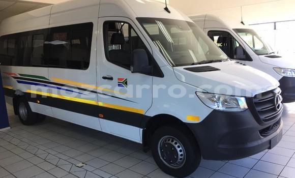 Nunua Ilio tumika Mercedes‒Benz Sprinter Nyeupe Lori ndani ya Angoche nchini Nampula Nunua Ilio tumika Mercedes‒Benz Sprinter Nyeupe Lori ndani ya Angoche nchini Nampula