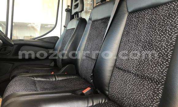 Nunua Ilio tumika Iveco Daily Nyeupe Lori ndani ya Angoche nchini Nampula Nunua Ilio tumika Iveco Daily Nyeupe Lori ndani ya Angoche nchini Nampula