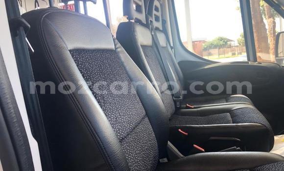 Nunua Ilio tumika Iveco Daily Nyeupe Lori ndani ya Angoche nchini Nampula Nunua Ilio tumika Iveco Daily Nyeupe Lori ndani ya Angoche nchini Nampula