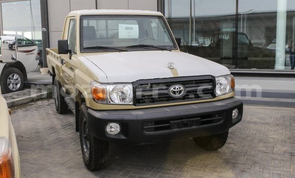 Tenga Imported Toyota Land Cruiser Beige Mota in Import - Dubai in Cabo Delgado Tenga Imported Toyota Land Cruiser Beige Mota in Import - Dubai in Cabo Delgado