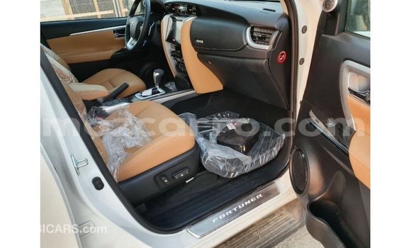 Nunua Imported Toyota Fortuner Nyeupe Gari ndani ya Import - Dubai nchini Cabo Delgado Nunua Imported Toyota Fortuner Nyeupe Gari ndani ya Import - Dubai nchini Cabo Delgado