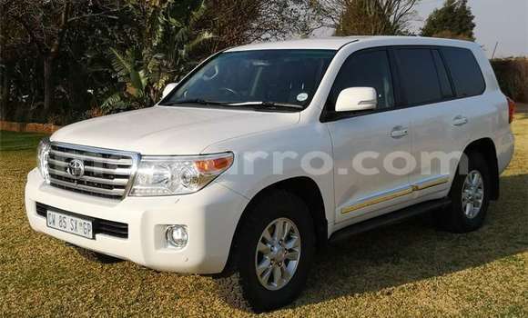 Buy Used Toyota Land Cruiser White Car in Gilé in Zambezia Buy Used Toyota Land Cruiser White Car in Gilé in Zambezia