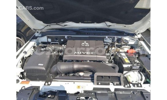 Tenga Imported Mitsubishi Pajero Chena Mota in Import - Dubai in Cabo Delgado Tenga Imported Mitsubishi Pajero Chena Mota in Import - Dubai in Cabo Delgado