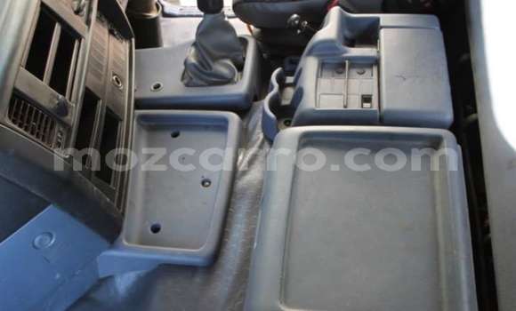 Comprar Usado Hino 300 Series Branco Caminhão em Maputo em Maputo