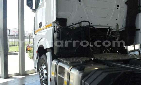 Comprar Usado Mercedes‒Benz 1722 Branco Caminhão em Maputo em Maputo Comprar Usado Mercedes‒Benz 1722 Branco Caminhão em Maputo em Maputo