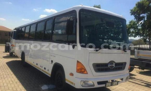 Comprar Usado Hino 300 Series Branco Caminhão em Maputo em Maputo