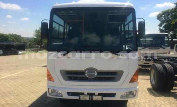 Comprar Usado Hino 300 Series Branco Caminhão em Maputo em Maputo Comprar Usado Hino 300 Series Branco Caminhão em Maputo em Maputo
