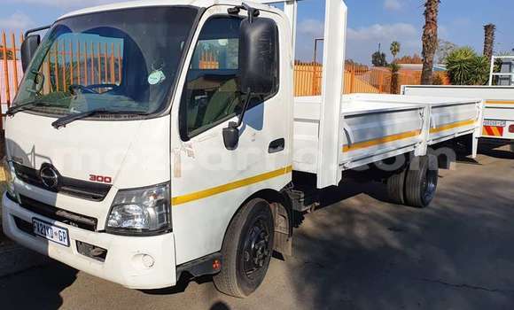 Comprar Usado Hino 300 Series Branco Caminhão em Inhambane em Inhambane