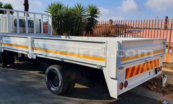 Nunua Ilio tumika Hino 300 Series Nyeupe Lori ndani ya Inhambane nchini Inhambane Nunua Ilio tumika Hino 300 Series Nyeupe Lori ndani ya Inhambane nchini Inhambane