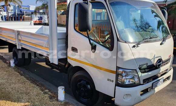 Nunua Ilio tumika Hino 300 Series Nyeupe Lori ndani ya Inhambane nchini Inhambane Nunua Ilio tumika Hino 300 Series Nyeupe Lori ndani ya Inhambane nchini Inhambane